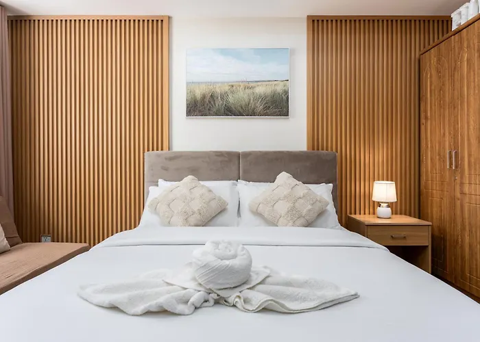 Cozy & Modern Near It Park - Pool, Gym Apartment *